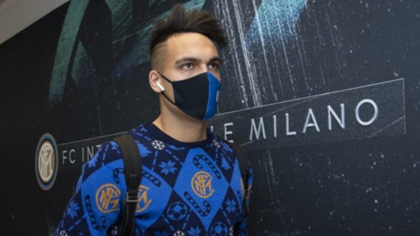 Lautaro Martinez con la mascherina dell'Inter