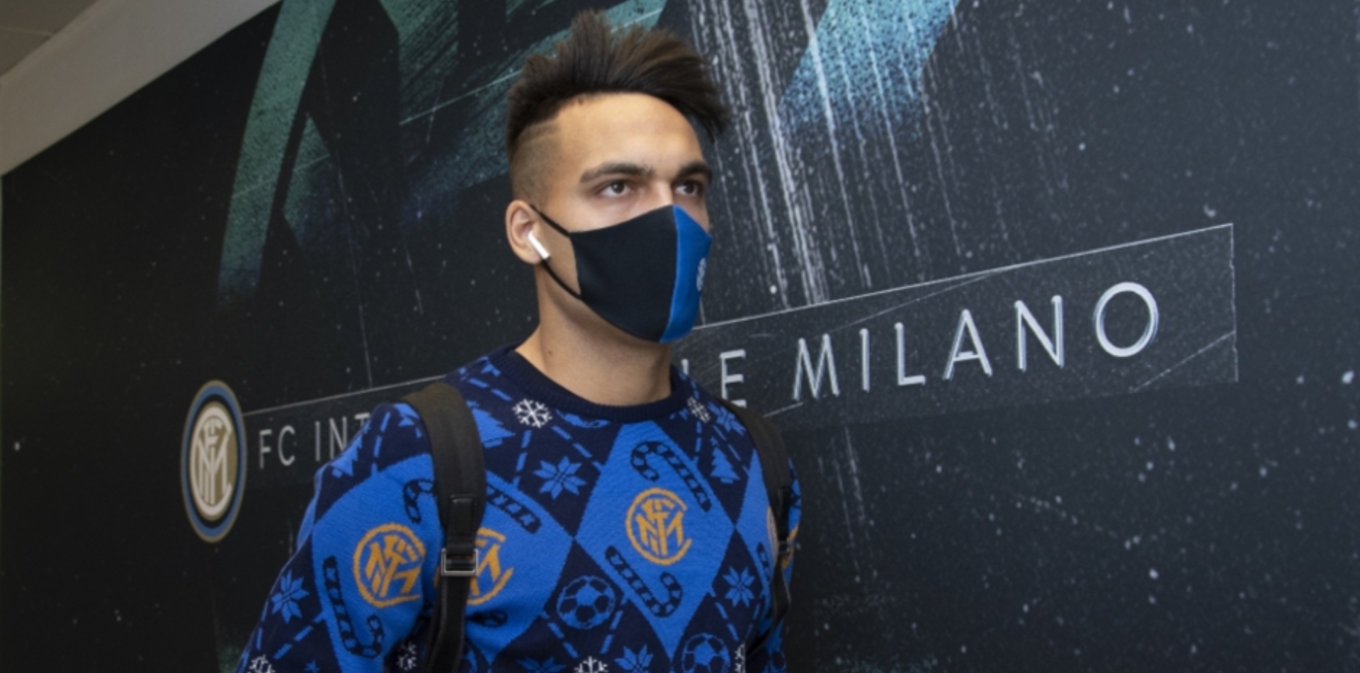 Lautaro Martinez con la mascherina dell'Inter