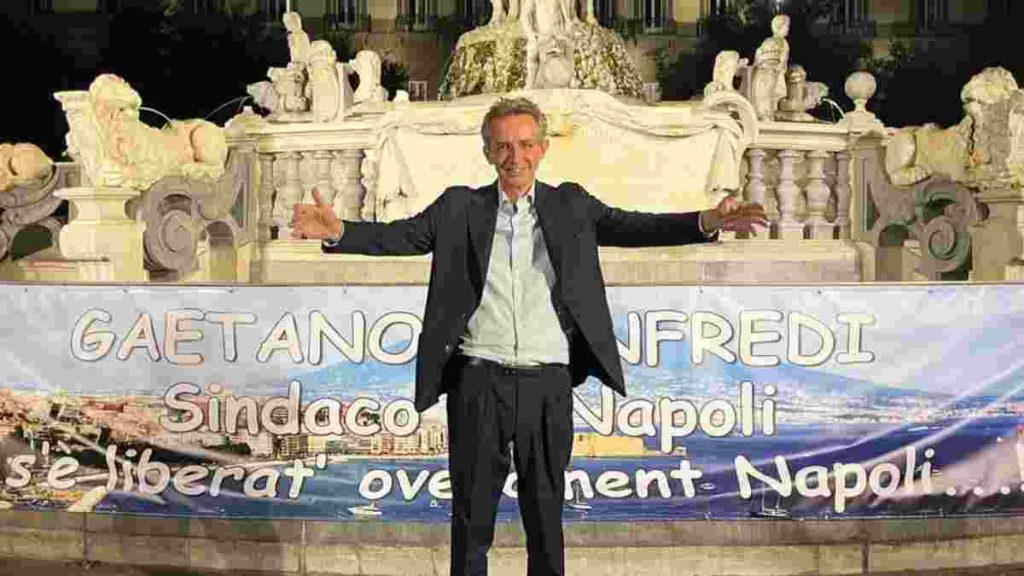 Il sindaco di Napoli Gaetano Manfredi in posa a Piazza Municipio a Napoli