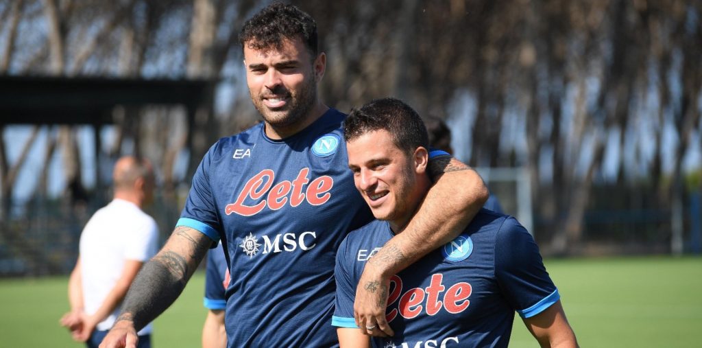 Petagna e Demme si abbracciano in allenamento