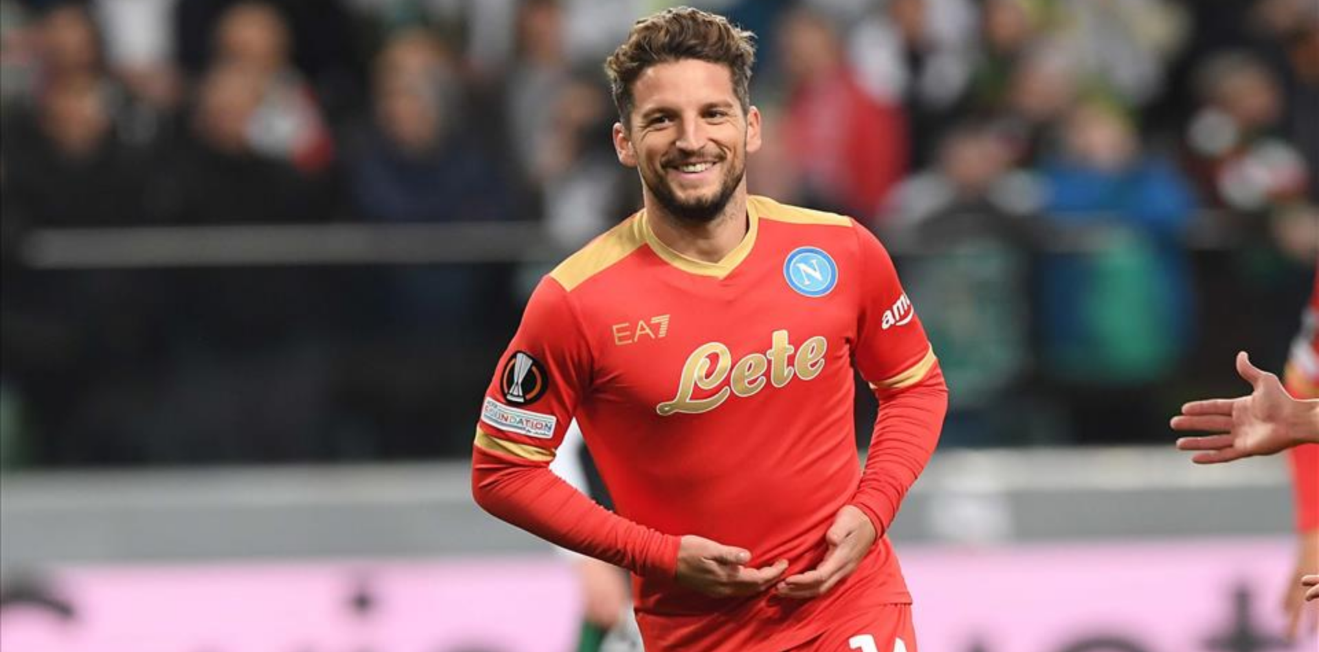 Mertens esulta con la maglia del Napoli