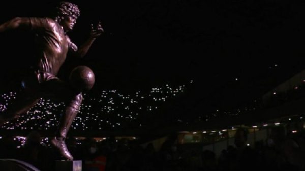 La statua di Maradona allo stadio di Napoli