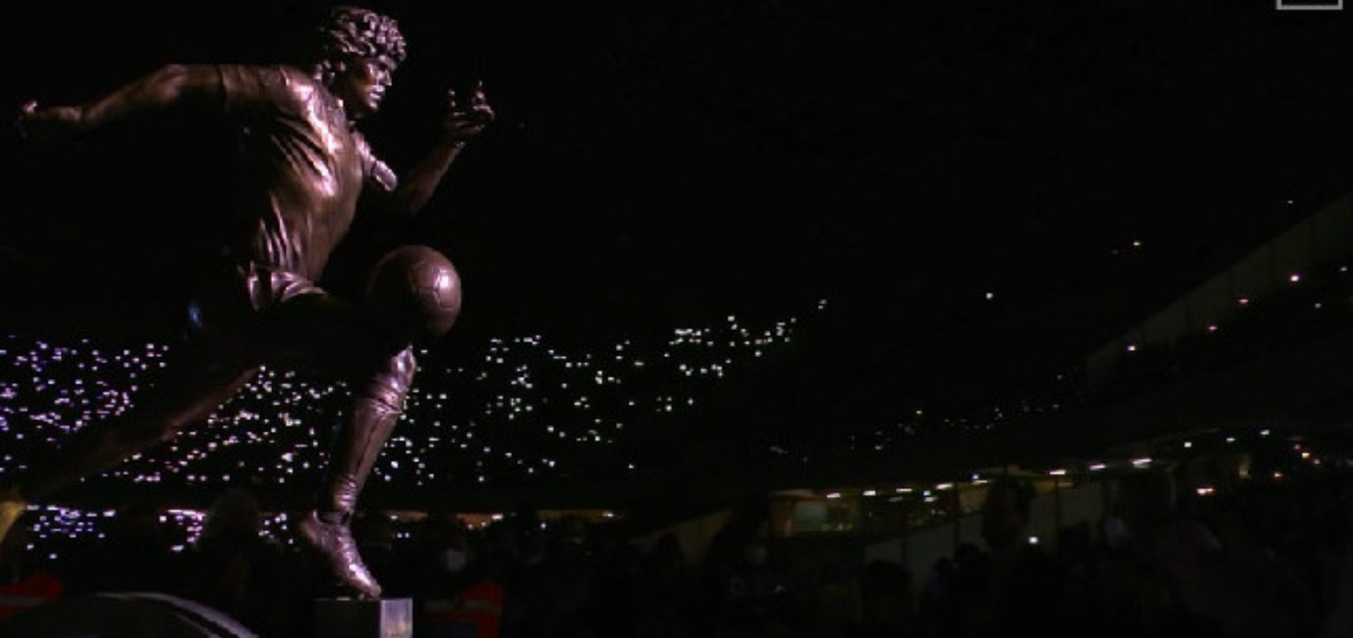 La statua di Maradona allo stadio di Napoli