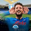 Dries Mertens con la maglia del Napoli e sullo sfondo lo stadio Olimpico