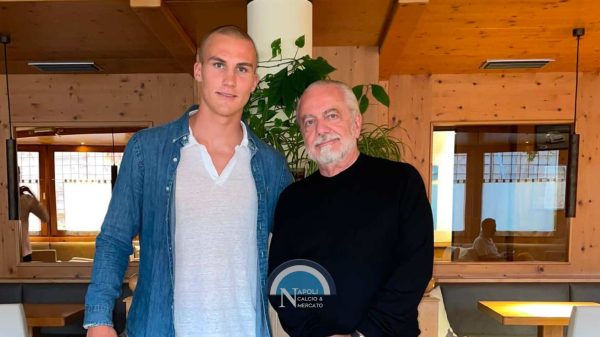 Ostigard al Napoli calciomercato foto con Aurelio De Laurentiis