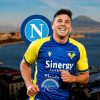 Giovanni Simeone con lo sfondo di Napoli e lo scudetto