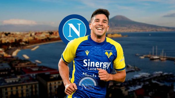 Giovanni Simeone con lo sfondo di Napoli e lo scudetto