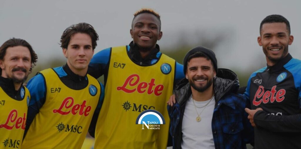 Insigne torna al Napoli, in posa con i compagni