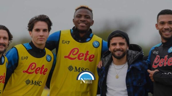 Insigne torna al Napoli, in posa con i compagni